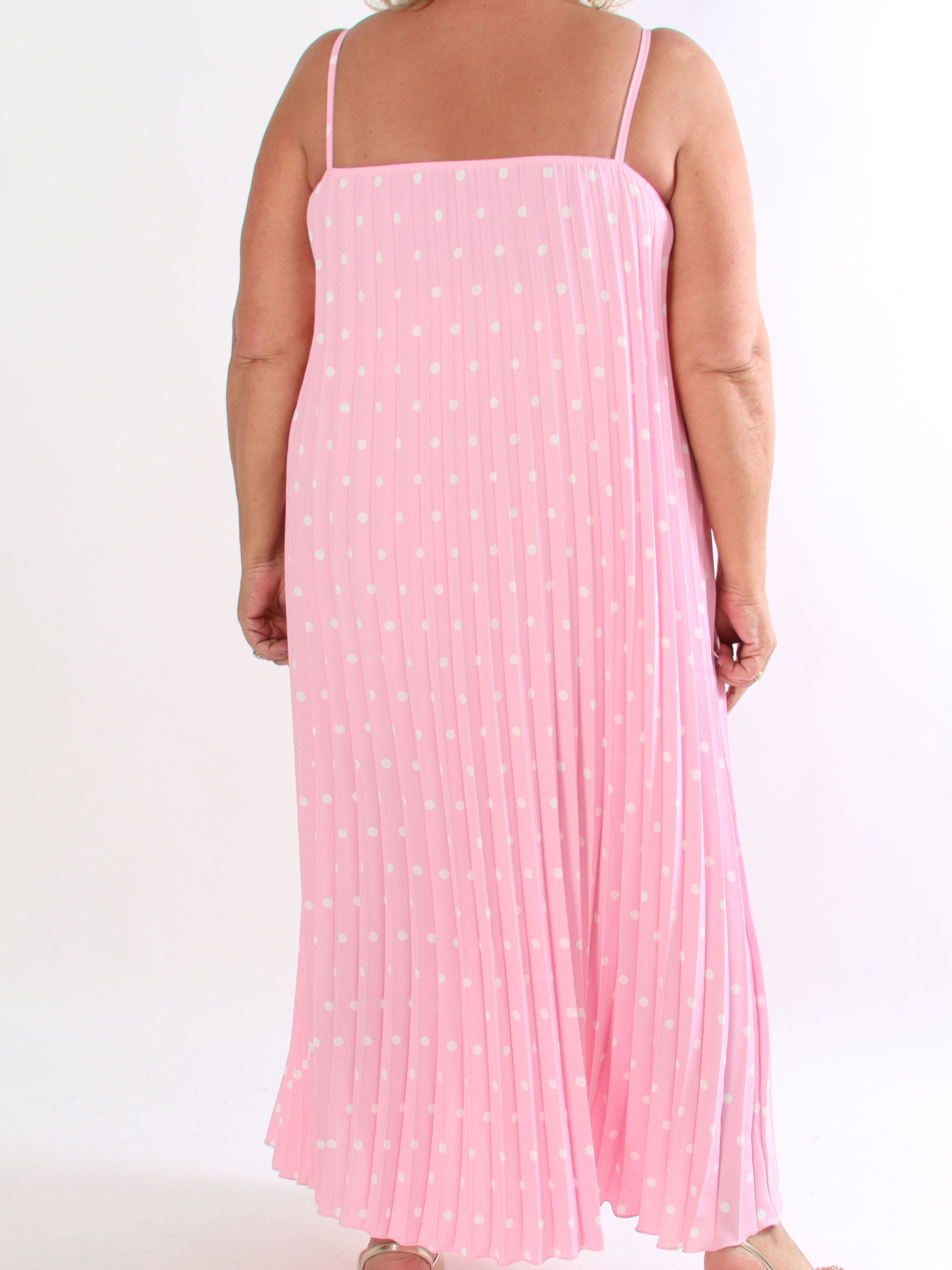 Nilsine - Lang prikket plus size stropkjole med plisseringer